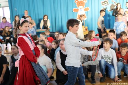 Otroci Osnovne šole Marije Vere so pozdravili pomlad in se spomnili knjižnih junakov (48)